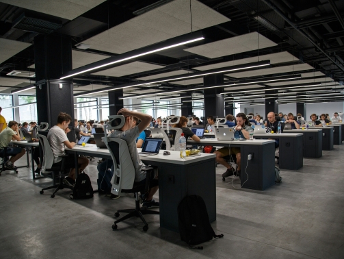 Profesionales trabajando en una oficina en México ante la escasez